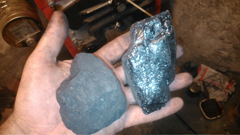 Po lewej węgiel z kopalni Sobieski (typ 31), po prawej rosyjski (typ 32). Fot. szponi