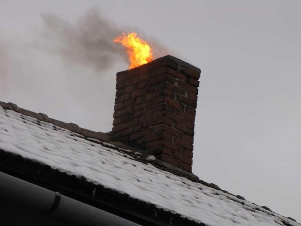 Kita ognia z komina to niezawodny znak, że pali się sadza. Fot. ostrow24.tv